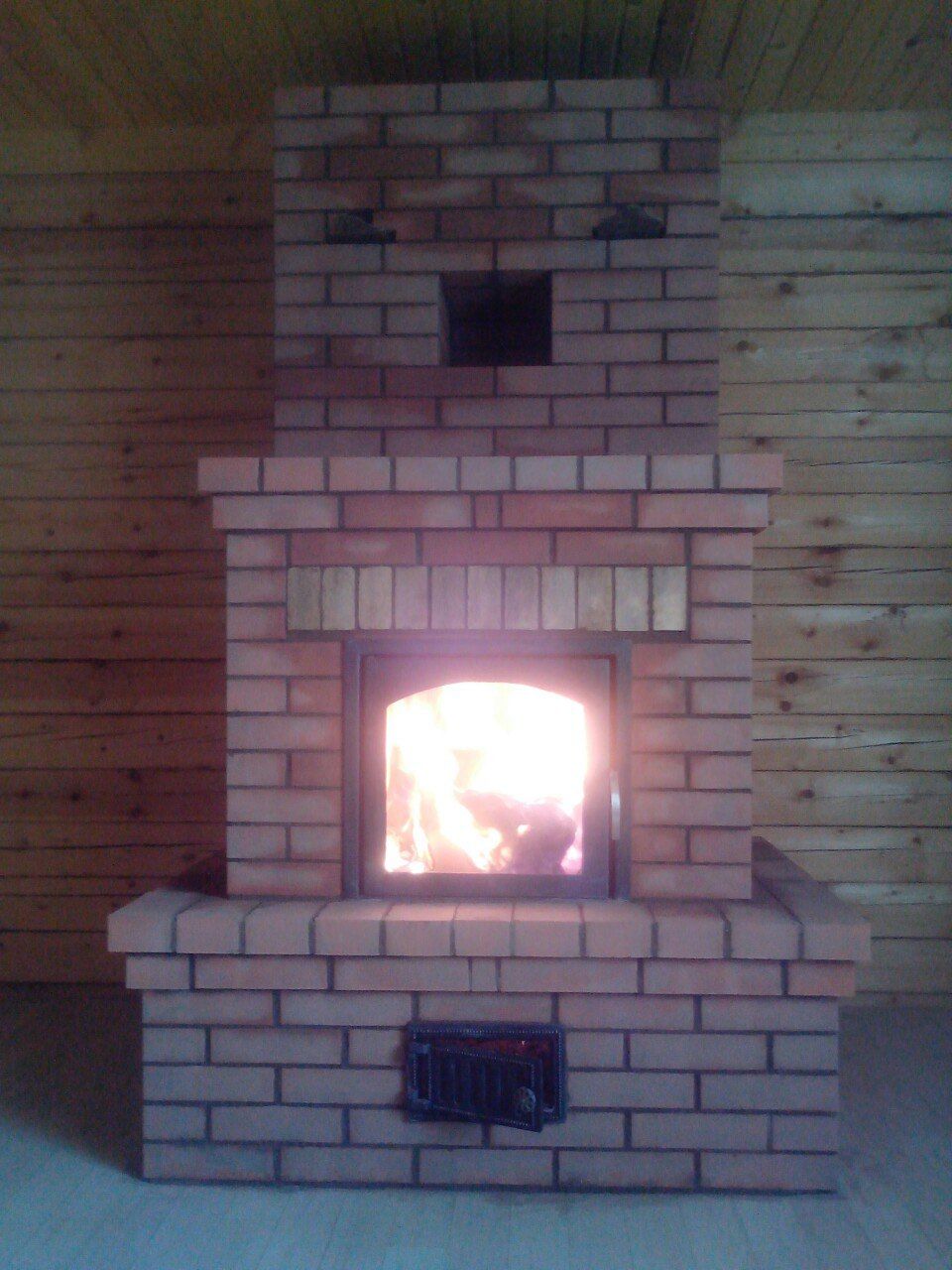 камин из кирпича